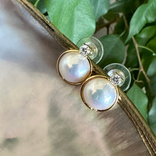 Lade das Bild in den Galerie-Viewer, White Mabe Edison Pearl Stud Earrings with Cz, Gold Vermeil
