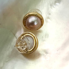 Carica l&#39;immagine nel visualizzatore di Gallery, Pink Edison Mabe Pearl Stud Earrings with Cz, Gold
