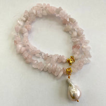 Cargar imagen en el visor de la galería, Rose Quartz Necklace &amp; White Baroque Pearl Pendant, Soft Pink Necklace, January Birthstone, 19.5&quot;inches
