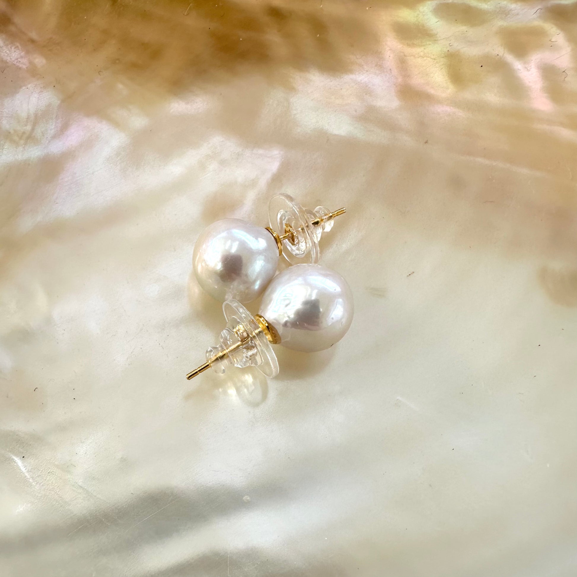 White edison pearl stud earrings in gold vermeil on white pearl shell, showing luminous 10mm pearls and elegant handmade design.