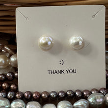 Carica l&#39;immagine nel visualizzatore di Gallery, White Edison Pearl Stud Earrings in Gold
