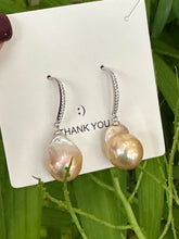 Carica l&#39;immagine nel visualizzatore di Gallery, Golden Pink Baroque Pearl Dangle Earrings, Cz Pave Silver
