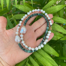 Cargar imagen en el visor de la galería, Asymmetric Emerald &amp; Baroque Pearls Necklace, 14K GF
