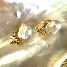 Lade das Bild in den Galerie-Viewer, Oak Leaf Design Baroque Pearl Earrings in GV
