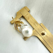 Lade das Bild in den Galerie-Viewer, Oak Leaf Design Baroque Pearl Earrings in GV

