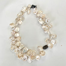 Charger l&#39;image dans la galerie, Collier de perles à gros pétales, collier de perles de mariée, pavé de diamants, argent oxydé, bijoux de mariage, 44,5 cm
