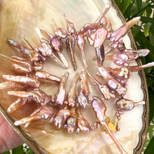 Charger l&#39;image dans la galerie, Spectacular Purplish Pink Biwa Pearls Necklace – 21” Inches – Gold Vermeil – Handmade in Canada
