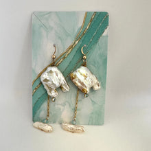 Lade das Bild in den Galerie-Viewer, Boho Chic Square Pearl Earrings with a Touch of Blue, 14kGF
