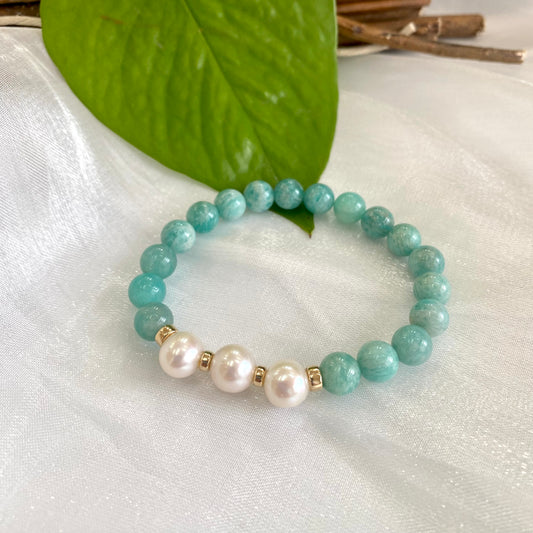Amazonite freshwater pearl bracelet featuring 8mm Russian Amazonite beads and 9-10mm freshwater pearls.