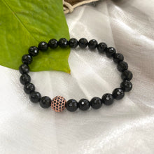 Lade das Bild in den Galerie-Viewer, Black Onyx Stretch Bracelet For Men, Cz Pave Rose GP, 7.5&quot;
