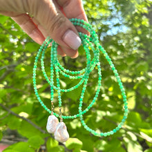 Carica l&#39;immagine nel visualizzatore di Gallery, Single Strand Of Apple Green Chrysoprase &amp; Two Baroque Pearls Lariat Necklace
