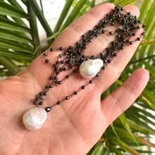 Cargar imagen en el visor de la galería, Black Spinel Lariat Rosary Chain With Baroque Pearls, Black Rhodium Plated Silver, 48&quot; – Handmade in Canada
