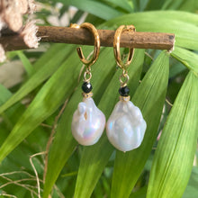 Lade das Bild in den Galerie-Viewer, White Baroque Pearl Hoop Earrings, with Black Spinel and Diamonds Pave Accent, Baroque Pearls Drop Earrings, Gold Vermeil Plated Silver. Drop length 30mm
