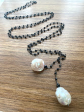 Cargar imagen en el visor de la galería, Black Spinel Lariat Rosary Chain With Baroque Pearls, Black Rhodium Plated Silver, 48&quot; – Handmade in Canada
