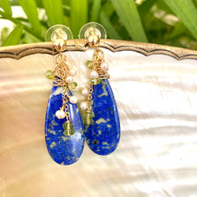 Carica l&#39;immagine nel visualizzatore di Gallery, Teardrop Lapis Lazuli &amp; Peridot Earrings, 14k GF
