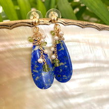 Carica l&#39;immagine nel visualizzatore di Gallery, Teardrop Lapis Lazuli &amp; Peridot Earrings, 14k GF
