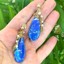 Carica l&#39;immagine nel visualizzatore di Gallery, Teardrop Lapis Lazuli &amp; Peridot Earrings, 14k GF
