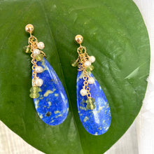 Carica l&#39;immagine nel visualizzatore di Gallery, Teardrop Lapis Lazuli &amp; Peridot Earrings, 14k GF
