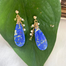 Carica l&#39;immagine nel visualizzatore di Gallery, Teardrop Lapis Lazuli &amp; Peridot Earrings, 14k GF
