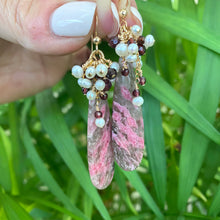 Carica l&#39;immagine nel visualizzatore di Gallery, Pink Rhodonite Teardrop Earrings, Garnet &amp; Pearl Cluster, 14K GF
