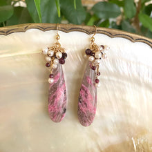 Carica l&#39;immagine nel visualizzatore di Gallery, Pink Rhodonite Teardrop Earrings, Garnet &amp; Pearl Cluster, 14K GF
