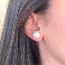 Carica l&#39;immagine nel visualizzatore di Gallery, White Edison Pearl Stud Earrings in Gold
