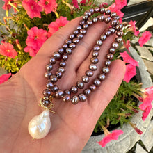 Lade das Bild in den Galerie-Viewer, Bois de Rose Pearls Toggle Necklace &amp; White Baroque Pearl Pendant
