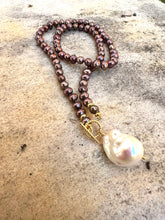 Lade das Bild in den Galerie-Viewer, Bois de Rose Pearls Toggle Necklace &amp; White Baroque Pearl Pendant
