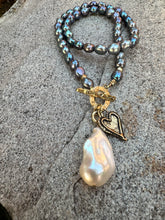 Lade das Bild in den Galerie-Viewer, Black Pearl Toggle Necklace &amp; White Baroque Pearl Pendant
