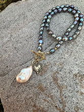 Lade das Bild in den Galerie-Viewer, Black Pearl Toggle Necklace &amp; White Baroque Pearl Pendant
