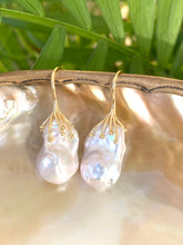 Lade das Bild in den Galerie-Viewer, White Baroque Pearl Drop Earrings, in Silver or GV
