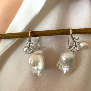 Boucles d'oreilles en perles baroques motif feuille de rose, en argent