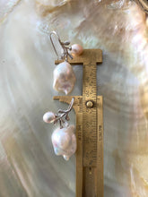 Charger l&#39;image dans la galerie, Boucles d&#39;oreilles en perles baroques motif feuille de rose, en argent
