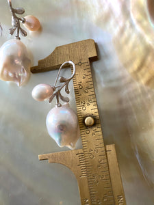 Boucles d'oreilles en perles baroques motif feuille de rose, en argent