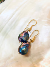 Carica l&#39;immagine nel visualizzatore di Gallery, Peacock Black Baroque Pearl Drop Earrings, Gold Vermeil
