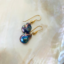 Carica l&#39;immagine nel visualizzatore di Gallery, Peacock Black Baroque Pearl Drop Earrings, Gold Vermeil
