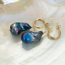 Charger l&#39;image dans la galerie, Boucles d&#39;oreilles créoles en perles baroques noires paon, argent plaqué or vermeil
