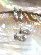 Carica l&#39;immagine nel visualizzatore di Gallery, Emerald or Sapphire Studs with Removable Pearl Drops
