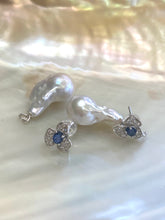 Carica l&#39;immagine nel visualizzatore di Gallery, Emerald or Sapphire Studs with Removable Pearl Drops
