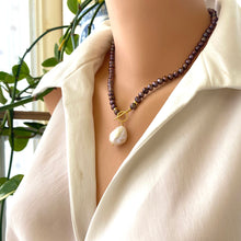 Lade das Bild in den Galerie-Viewer, Bois de Rose Pearls Toggle Necklace &amp; White Baroque Pearl Pendant
