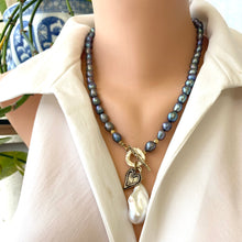 Lade das Bild in den Galerie-Viewer, Black Pearl Toggle Necklace &amp; White Baroque Pearl Pendant
