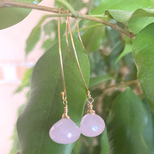 Carica l&#39;immagine nel visualizzatore di Gallery, Rose Quartz Briolettes Earrings, Gold Filled Threader Earrings
