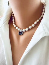 Lade das Bild in den Galerie-Viewer, White Nugget Pearl Necklace with Amethyst Pendant – &#39;Viola&#39; Collection elegantly worn, showcasing its luxurious design.
