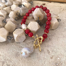 Carica l&#39;immagine nel visualizzatore di Gallery, Red Coral and White Baroque Pearl Beaded Bracelet, Red Bamboo Coral Beads, Gold Plated Details, 7&quot;inches
