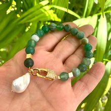 Cargar imagen en el visor de la galería, Green or Hot Pink Mat Sardonyx Beads Bracelet with Baroque Pearl Charm Pendant, Gold Plated Details, 7&quot;or7.5&quot;inches
