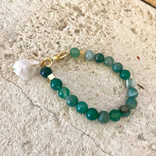 Cargar imagen en el visor de la galería, Green or Hot Pink Mat Sardonyx Beads Bracelet with Baroque Pearl Charm Pendant, Gold Plated Details, 7&quot;or7.5&quot;inches
