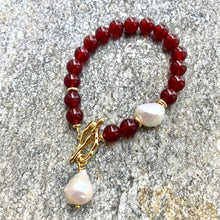 Carica l&#39;immagine nel visualizzatore di Gallery, Carnelian and White Baroque Pearl Beaded Bracelet, Gold Plated Details, 7.25&quot;in
