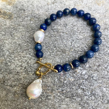 Charger l&#39;image dans la galerie, Lapis Lazuli and White Baroque Pearl Bracelet, Gold Plated Details, December Birthstone, 7.5&quot;inches
