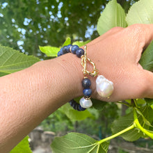 Charger l&#39;image dans la galerie, Lapis Lazuli and White Baroque Pearl Bracelet, Gold Plated Details, December Birthstone, 7.5&quot;inches

