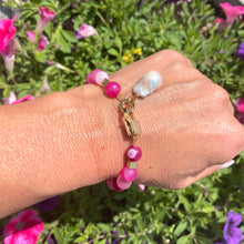 Lade das Bild in den Galerie-Viewer, Green or Hot Pink Mat Sardonyx Beads Bracelet with Baroque Pearl Charm Pendant, Gold Plated Details, 7&quot;or7.5&quot;inches
